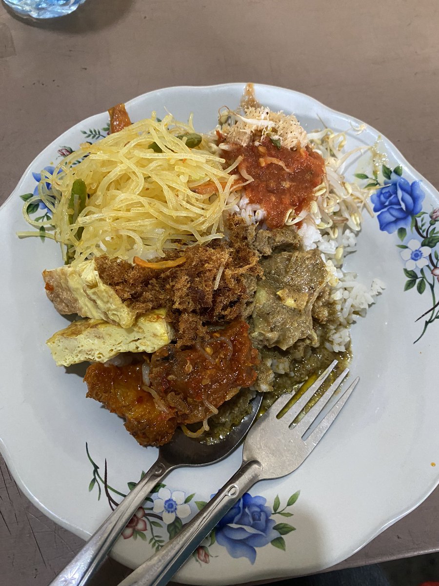 gerhanandi's tweet image. Makan siang dalam pasar dengan backsound : nda dia panggil kita tulong angkatnya 🙂