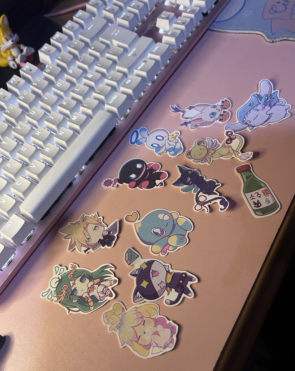 Llevaré stickersitos para entrega mañana en el Kazzet y viernes en Sumi ~
Manden DMsito si quieren que les aparte alguno 🌸
(hay más diseñitos además de estos c:)