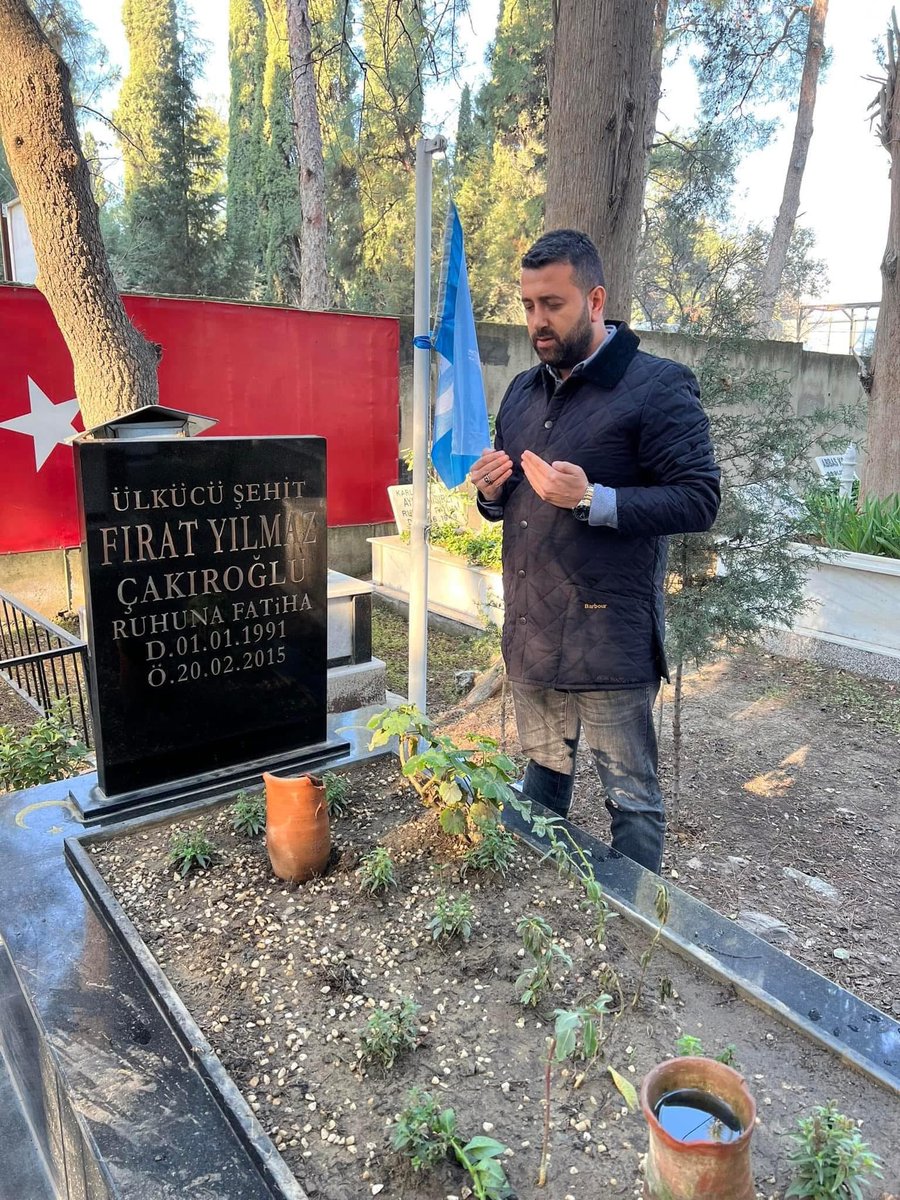 Üniversitelerde karşıt görüş yoktur. Vatan Perverler ve Vatan hainleri vardır.
 20 Şubat 2015'de öğrenim gördüğü Ege Üniversitesi'nde eli kanlı teröristlerce şehit edilen, Ülkücü Şehidimiz #fıratyılmazçakıroğlu nun şehadetinin yıl dönümünde rahmet ve fatihalarla anıyoruz…