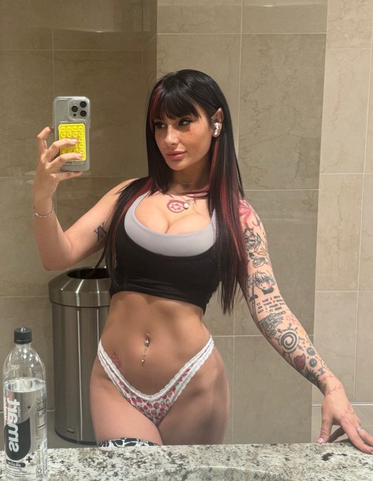 Watch Lauren Hunt's leaked NSFW photo on TwXstars