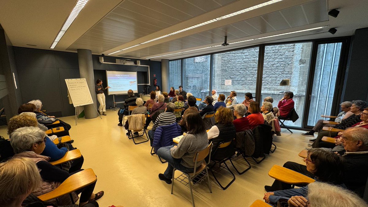 primariaicscat's tweet image. La @primariaicscat, implicada en la millora de la salut i el benestar.
El #CAPGòtic participa en el Cicle de Benestar del Gòtic de Barcelona. Dimecres a les 11.30 h, fins al 19 de juny, al Centre Educatiu Placeta del Pi.
📸Sessió sobre medicaments dels i de les residents del CAP.