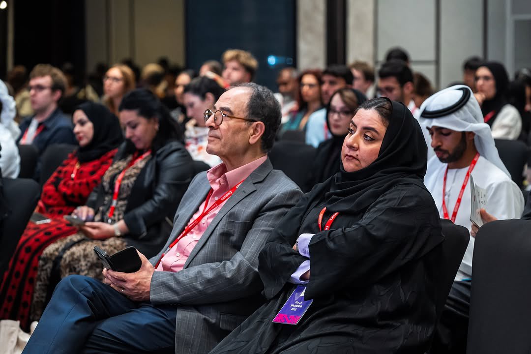 EmiratesLitFest's tweet photo. في جلسة حوارية بنمط الطاولة المستديرة، ناقشنا دور الأديب والمثقف اليوم مع محمد اليحيائي، مريم الهاشمي، نبيل سليمان، وعبد الإله بنعرفة. تناولنا تحولات الدور الثقافي في عصر العولمة، وهل يبقى الأدب أداة تغيير أم مرآة للواقع؟

#مهرجان_الإمارات_للآداب2025 https://t.co/dCLBEgKczc