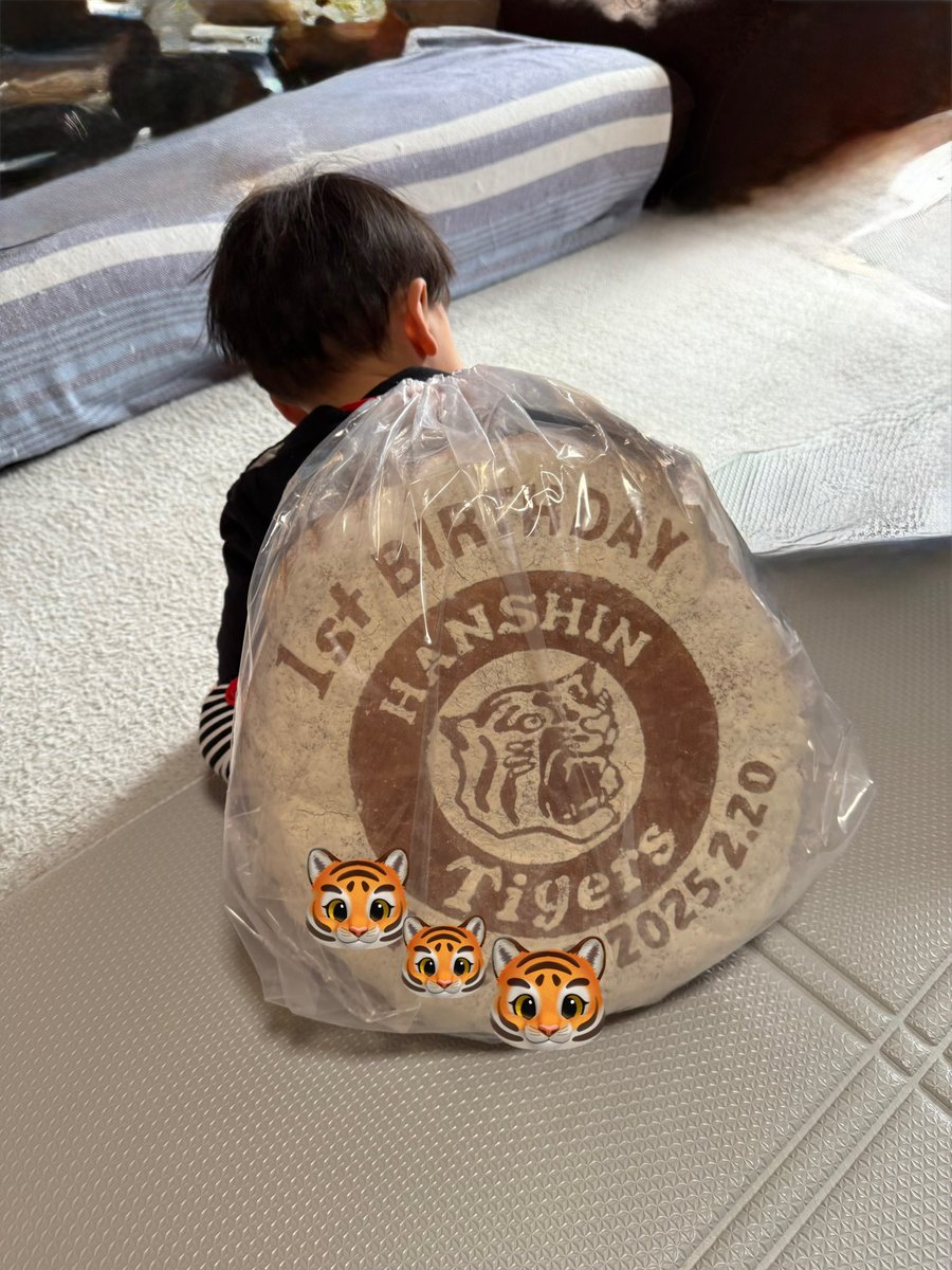 MaA_Japan's tweet photo. 我が子1歳になりました🎂
一升パンは阪神タイガースにしてもらいました🐯🐯🐯
阪神今年優勝🥇日本一🥇 https://t.co/mJhE235fcP