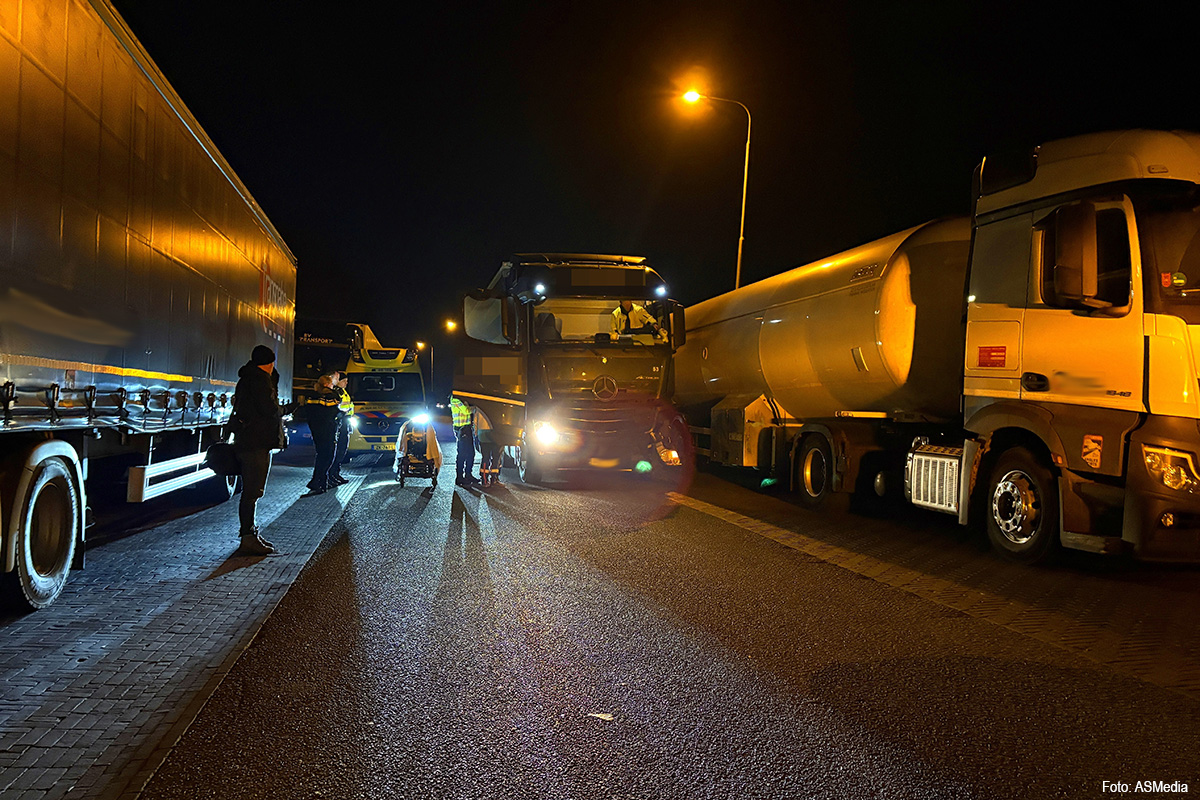 Vrachtwagen rijdt middengeleider uit de grond op A28