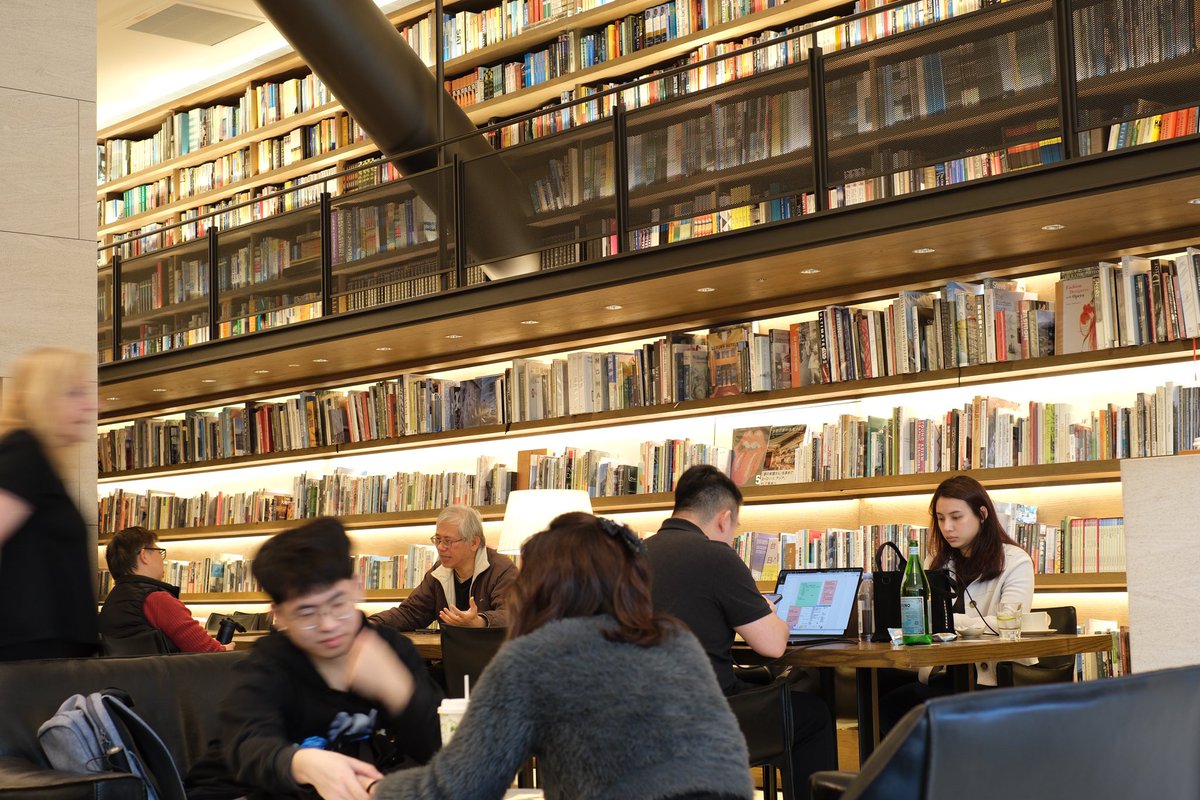 Un dels meus llocs preferits a Taipei per escriure, al centre creatiu de Songshan. Un espai dissenyat per Tadao Ando. Aquests llibres han presenciat llargues i enceses discussions existencials amb el gran <a href="/Jiajieyy/">Jiajie Yu Yan</a>