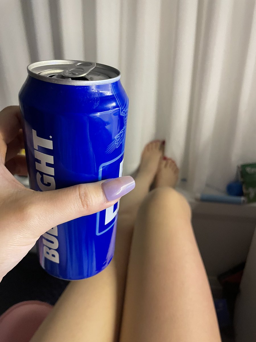 剪片剪到悶悶地  搵啲野黎飲下
紓緩吓

#紅色腳甲
#裸腳
#腳
#肉肉