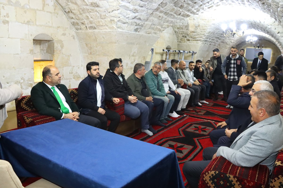 Karakoprubel's tweet photo. Belediye Başkanımız Nihat Çiftçi, alkol ve madde bağımlılığı olan bireylere yönelik ücretsiz rehberlik ve danışmanlık hizmeti sunan Liman Ayık Yaşam Derneği bünyesinde tedavi görüp bağımlılıktan kurtulan 3 gencimizin mezuniyet törenine katıldı. https://t.co/i7ID5kcojw