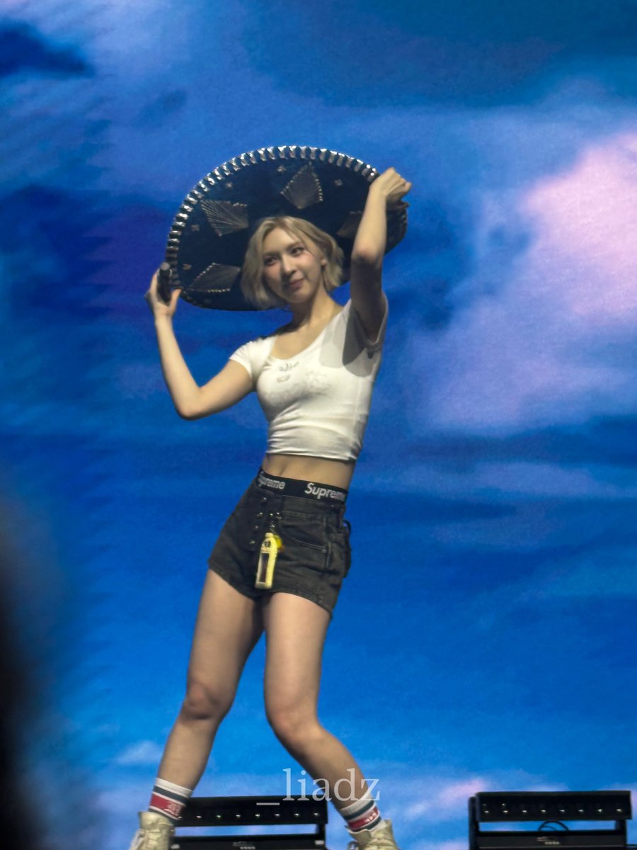 _liadz's tweet photo. 260219 NMIXX Bae with a sombrero

#NMIXX #엔믹스 #BAE #배이 https://t.co/nTd5koj1TI