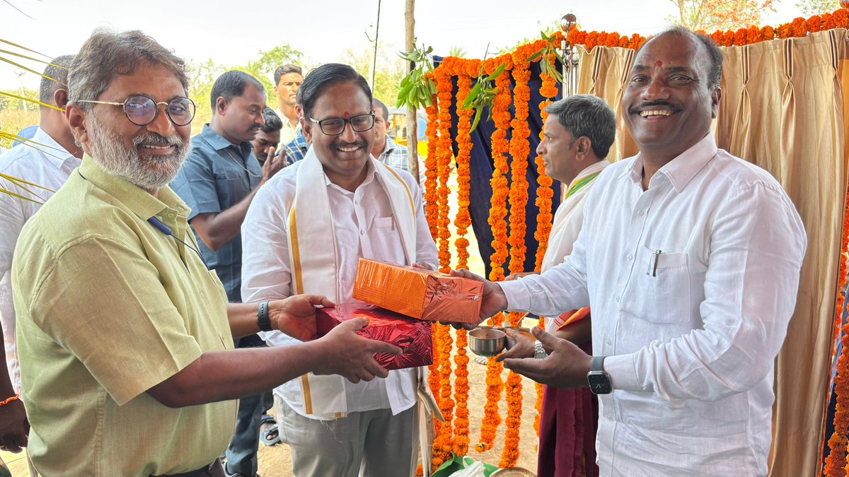 palamuru's tweet photo. మహబూబ్ నగర్ నియోజకవర్గం హన్వాడ మండలంలోని ఇబ్రహీంబాద్ లో 33/11kv నూతన సబ్ స్టేషన్ నిర్మాణానికి శంకుస్థాపన చేయడం జరిగింది
@revanth_anumula
@TelanganaCMO
@Bhatti_Mallu
@DamodarCilarapu
#mahabubnagar #RevanthReddy #telangana #electrical #power #substation #innaguration https://t.co/AbvB6fbDVU