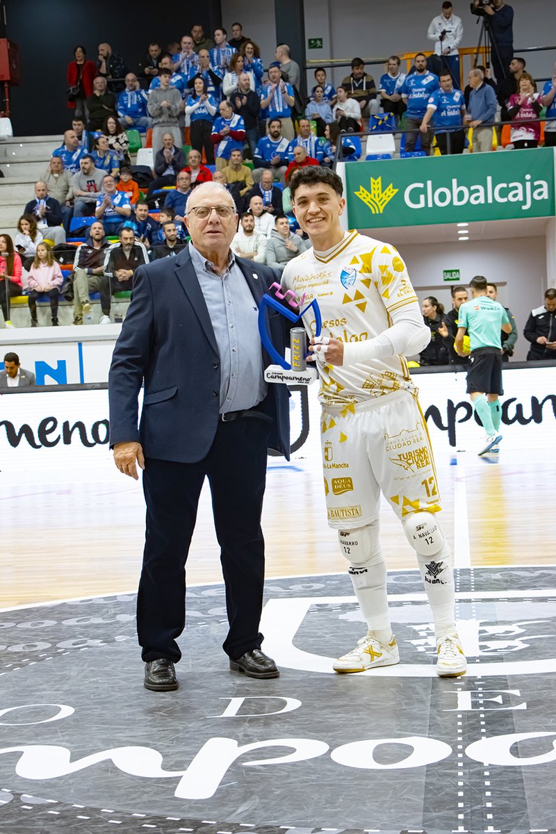 🔵⚪️ [Trofeo <a href="/CampoamenoBodeg/">Bodegas Campoameno</a> ]

👉 <a href="/Anntonio1_/">Antonio Navarro</a> recibió el Trofeo Campoameno al mejor jugador del <a href="/ManzanaresFS/">ManzanaresFútbolSala</a> en el mes de enero y lo festejó con una gran actuación ante <a href="/ElPozoMurcia_FS/">ElPozo Murcia Costa Cálida FS</a>