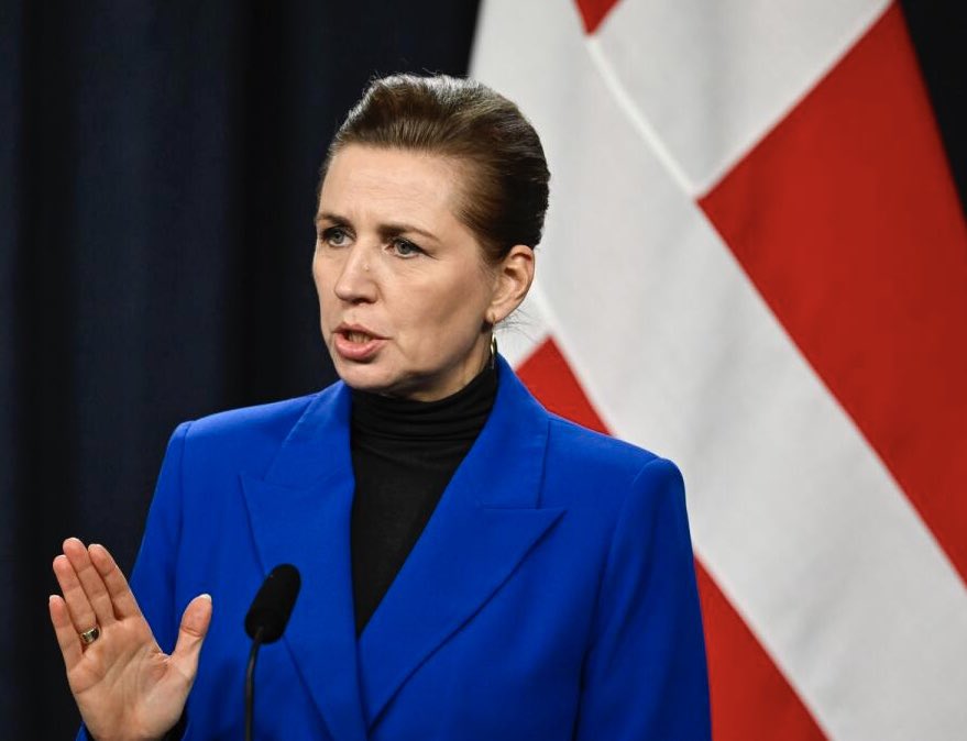 🇩🇰 Danish Prime Minister Mette Frederiksen rejected the American president’s remarks, saying, “Zelenskyy is a democratically elected and, by the way, an extraordinarily capable political leader in Europe, who (…) has fought every single day for the peace, freedom, and security