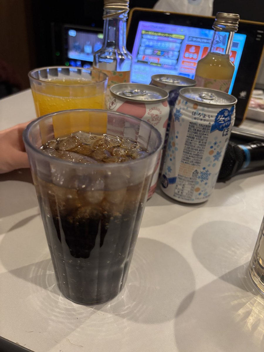 hasuki_cs's tweet photo. 友達と進級制作お疲れ様&amp;私のバースデーカラオケ！お酒飲めるようになったのめっちゃ祝ってくれた😂 https://t.co/opIMEuQeT8