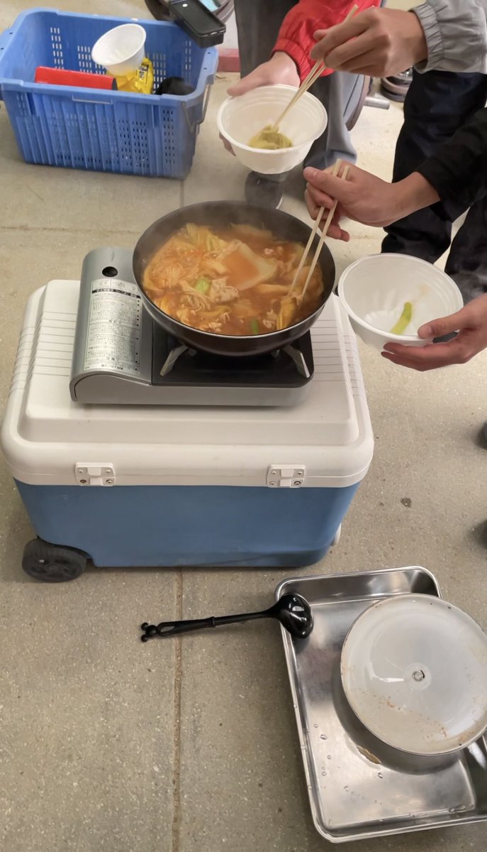 bot_idebtityV's tweet photo. 学生最後やから学校でキムチ鍋作って食ってやった https://t.co/Vgdb8E3BDk