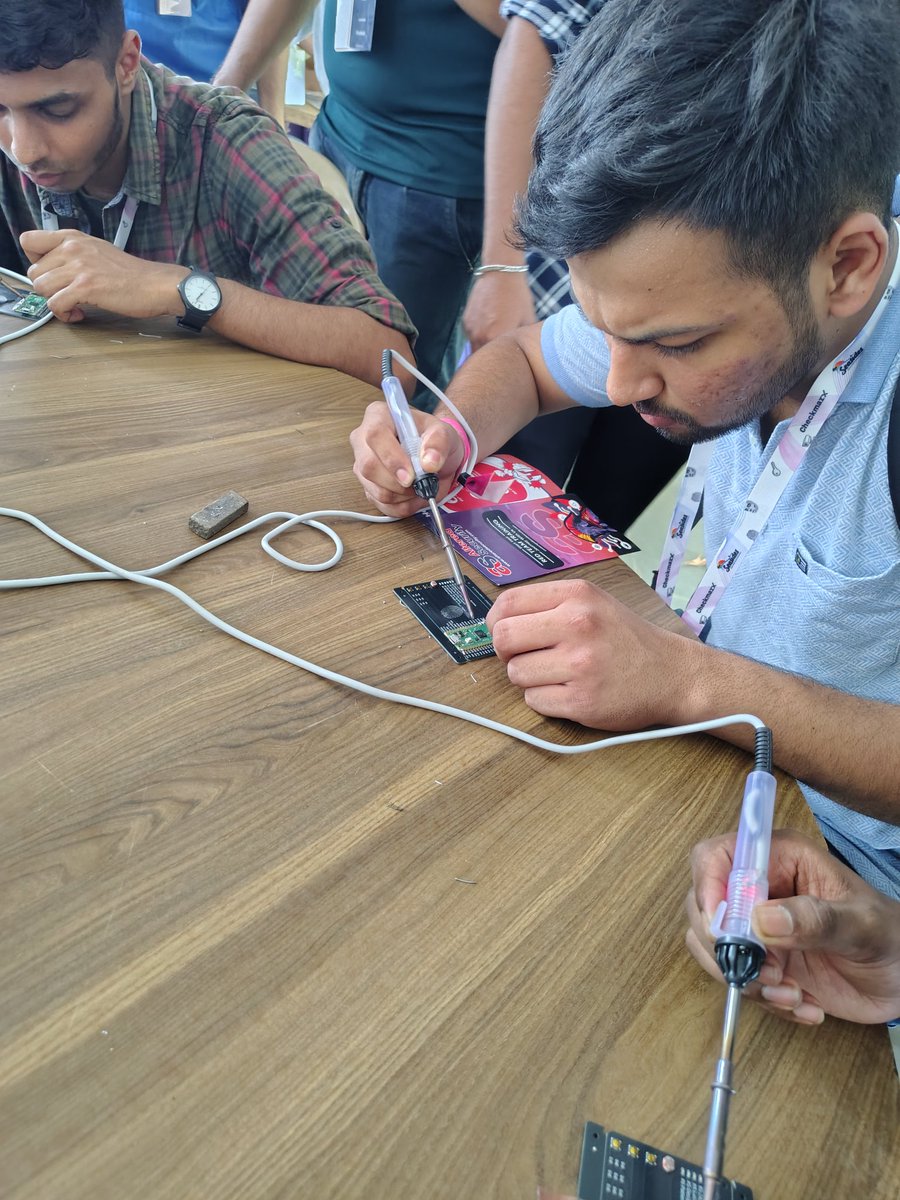 Hackap0tamus's tweet photo. @seasides_conf hardware iot ctf @Bugcrowd @ https://t.co/z9jI0qN802