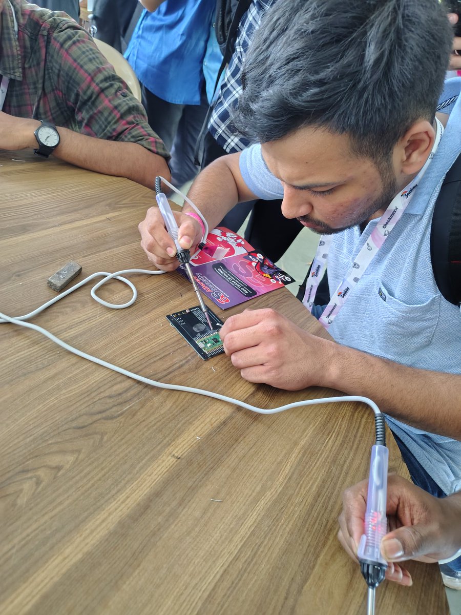 Hackap0tamus's tweet photo. @seasides_conf hardware iot ctf @Bugcrowd @ https://t.co/z9jI0qN802