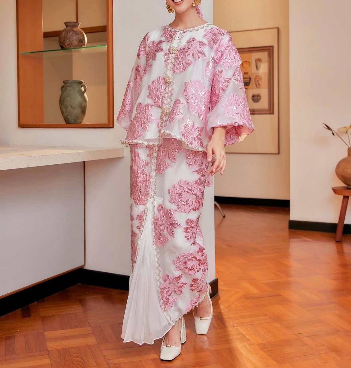 lilymaisarahhh's tweet photo. Very the datin2 vibes lah outfit niiii. Cantik betul full lace, so elegant &amp; classy! Lurveee sangattt loose kurung macamni ✨🫶🏻 https://t.co/C9j7xpRWOg