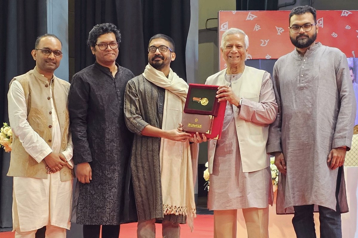 একুশে পদক গ্রহণ করলেন অভ্রর মেহেদী ও তার বন্ধুরা