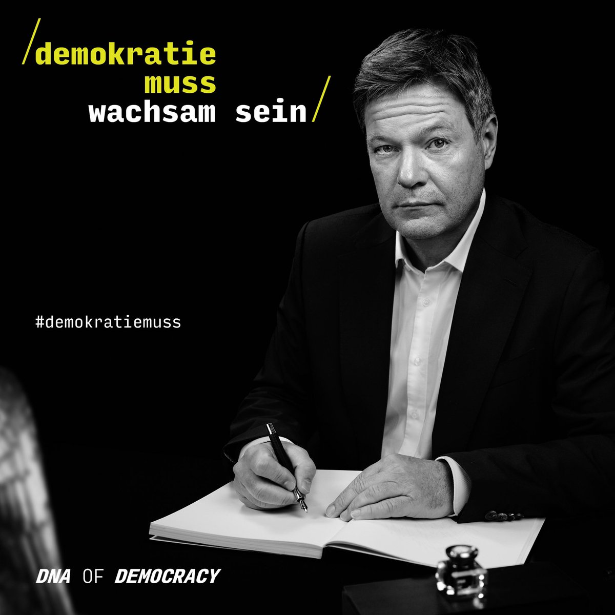 Vor 75 Jahren besiegelte Konrad Adenauer unser Grundgesetz – mit Stift und Tinte. Unsere Demokratie fußt auf diesem Grundgesetz, das unsere Rechte, unser freiheitliches Zusammenleben und unsere Werte festschreibt und sichert. Es zu schützen und unsere Demokratie zu bewahren ist