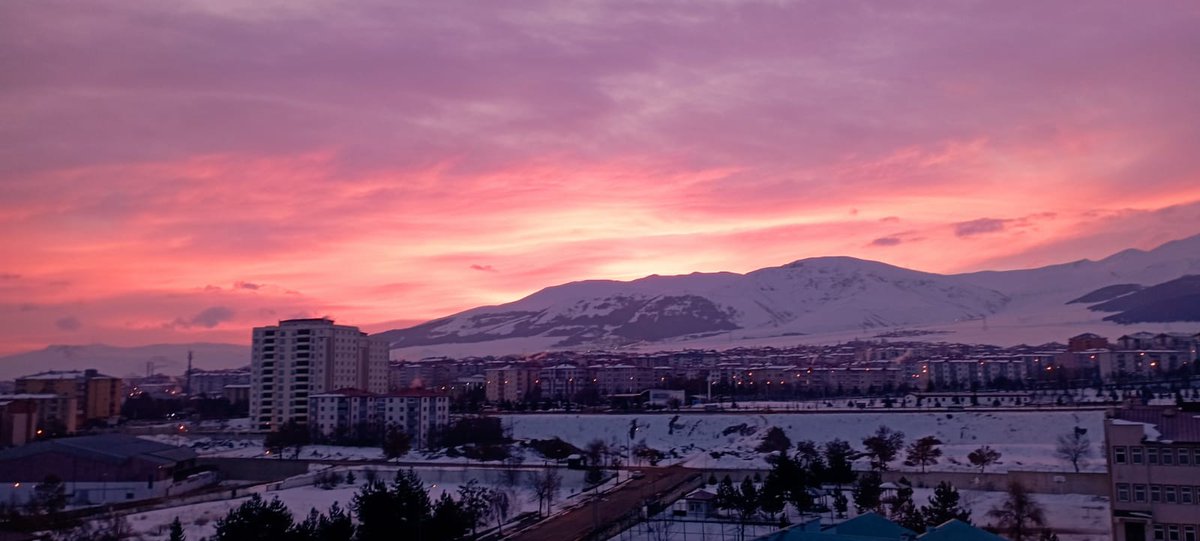 YEM VE SU 
BEKLEYENLERİ UNUTMAYIN!
Dün geceden beri kar yağıyor. 
Kuşlar alçak uçuşta ve yiyecek arıyor.
Başta Palandöken, Yakutiye, Aziziye olmak üzere tüm belediyeler ve STK'lar sözüm size.
Sesleri çıkmayan canlıların ihtiyaçlarını karşılayın.
(FOTO Palandöken'de gün doğarken)