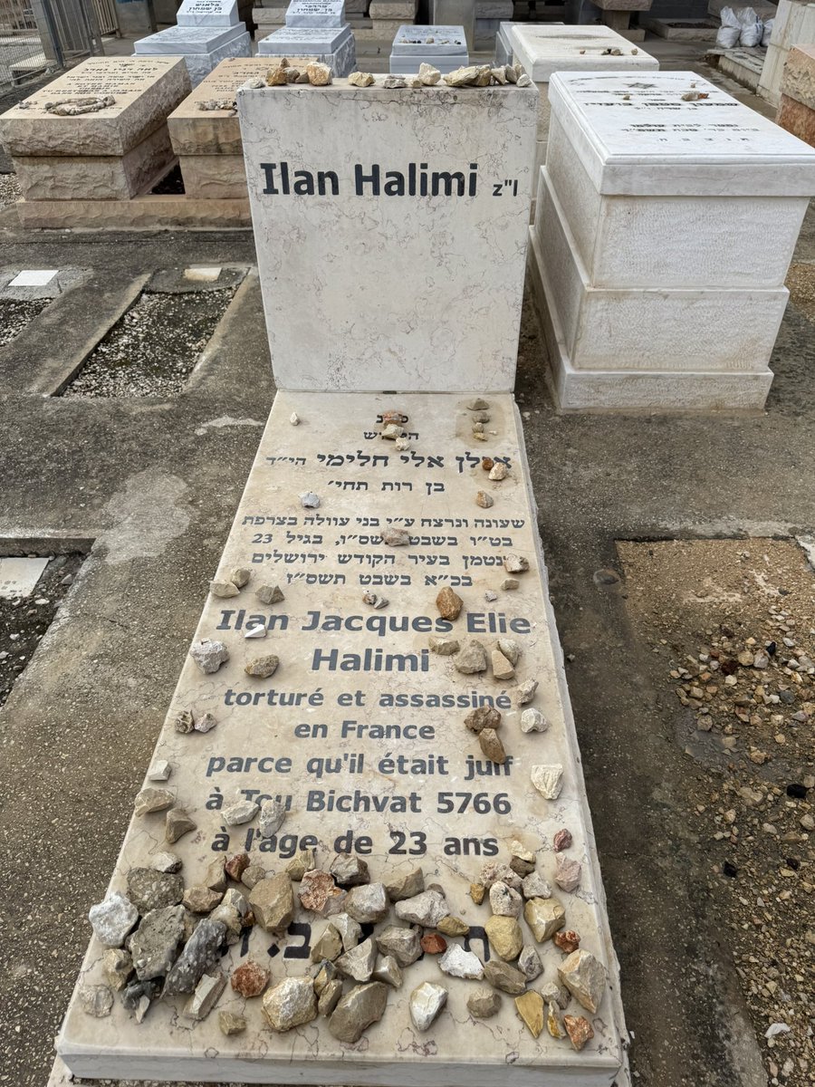 Le hasard a fait que je suis passé par Jérusalem aujourd'hui. J'ai voulu faire un détour et m'arrêter sur la tombe d'Ilan Halimi. 

Victime, déjà à l'époque, de barbares. 

Les années passent, la barbarie antisemite reste. 

#Bibas