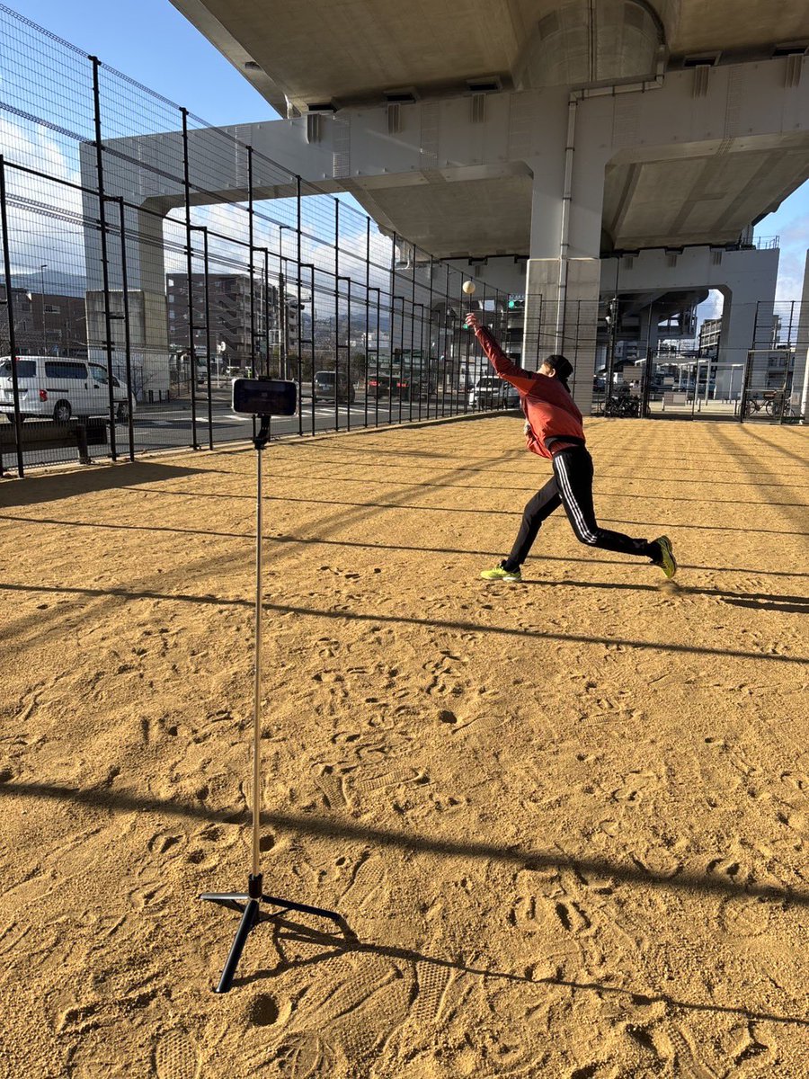 NineEdgeinc's tweet photo. 絶賛、右投げさんの左肩が痛みます😓
そんな中でも三脚の素晴らしさをお伝えします。自動撮影・解析は携帯を固定できる三脚があると1人でも撮影可能で超便利です💪ですが、どうか、風が強い日は投げている最中でも三脚の転倒を、優先してください。

#動画解析 #ForceSense https://t.co/eITbl8A5kU