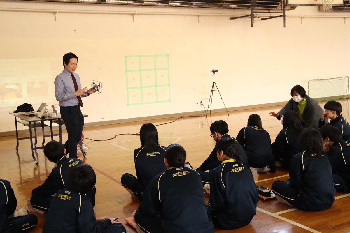 Yuk_taniguchi's tweet photo. 先週より幕を開けた「ドローンプログラミング特別講座」。上砂川中学校技術科の外部講師として担当させて頂いています。
 テーマ毎に提示した課題に対し、学習した内容を元に、グループで意見を出し合いながら解決に取り組む姿が印象的でした。これぞアクティブ・ラーニングです。 https://t.co/XBe4cQKUBR