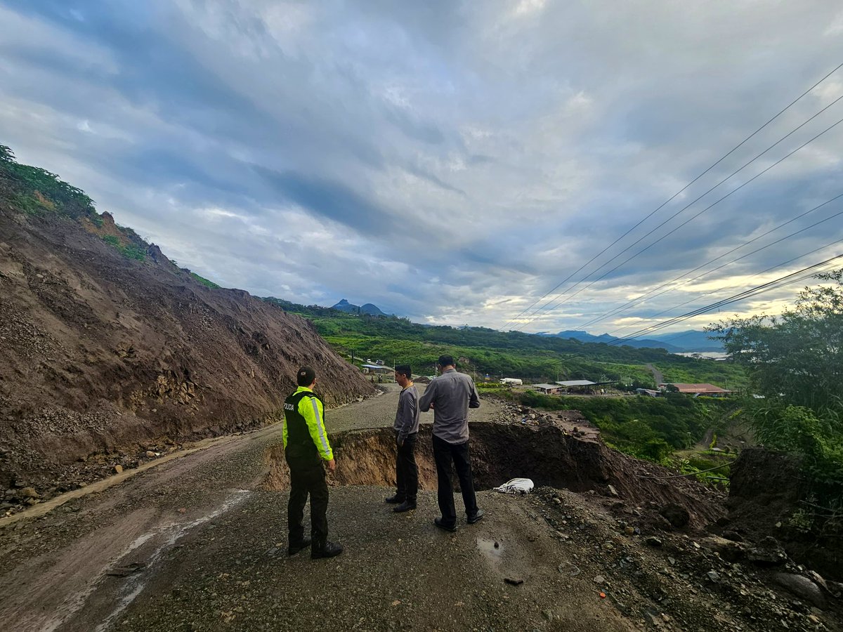 ECU911Austro's tweet photo. #ECU911Reporta| 📲 Llamada a la #LíneaÚnicaParaEmergencias 9-1-1 reportó socavón en el km 66 vía E59 Girón-Pasaje, Santa Isabel.
🚓🚜 Desde el #ECU911 se coordinó la atención con @Riesgos_Ec, @PoliciaEcuador y @CTEcuador.
❌ Vía cerrada
📷#PPNN
#ECU911BrindaSeguridadIntegral https://t.co/6L3ptDNQrZ