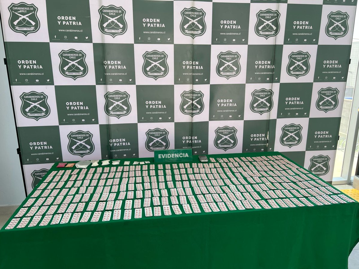 CarabArica's tweet image. El trabajo especializado y profesional de #OS9 logró la identificación y detención de dos personas 👦🏽 y 👩🏽, por Disparos en la vía pública y Tráfico de drogas.

A raíz del hecho, ocurrido el 31 de diciembre del 2024, se allanaron 3 inmuebles, incautando evidencia y drogas.