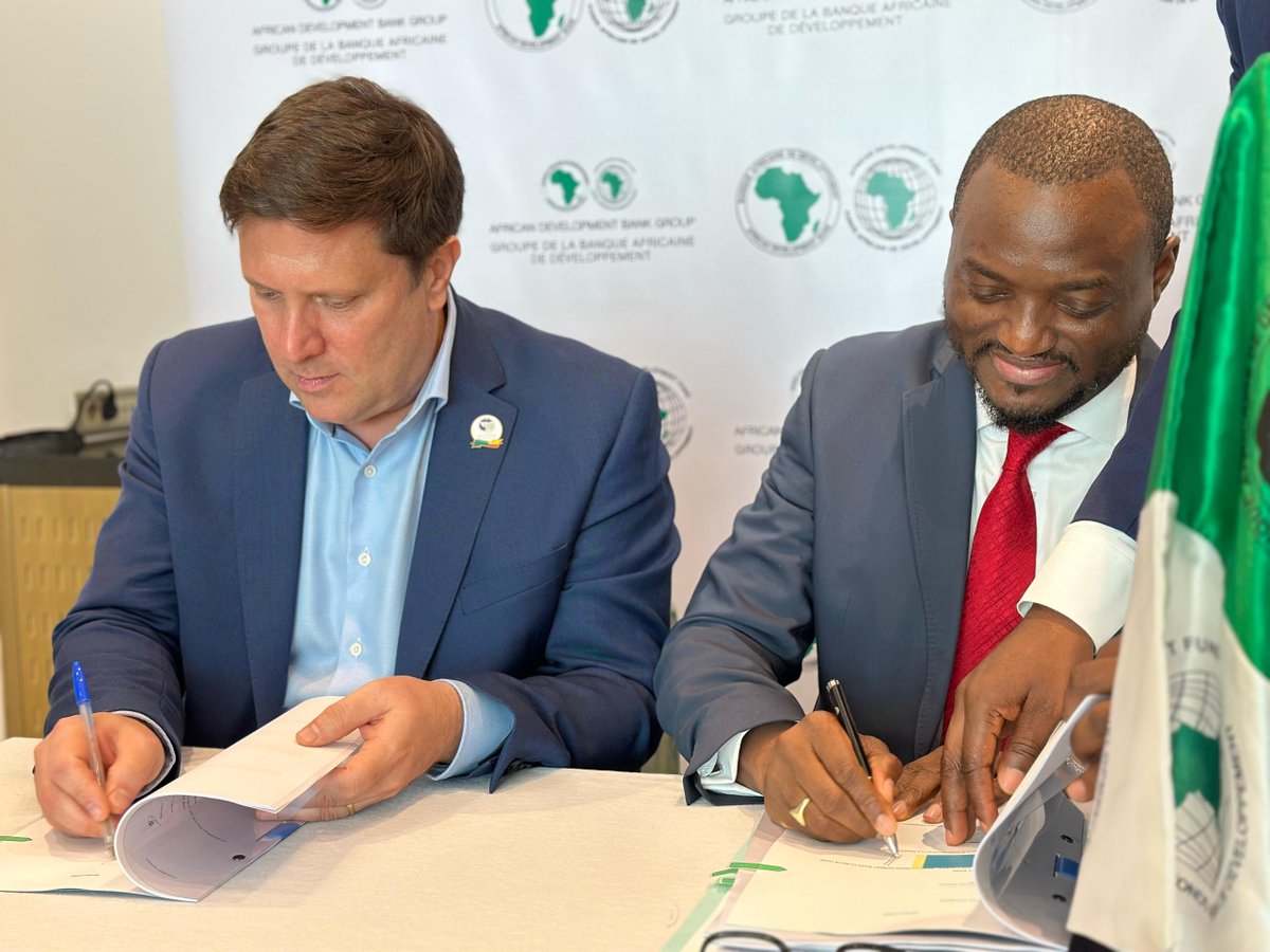 African Development Bank Group (@afdb_group) on Twitter photo L'<a href="/AfDB_Group/">African Development Bank Group</a> et le <a href="/portdecotonou/">Port Autonome de Cotonou (PAC)</a> ont signé un accord de financement de 80 M€+18,3 M$ pour moderniser les équipements et étendre les infrastructures du port de la capitale économique du #Bénin : bit.ly/41hzaJE L'<a href="/AfDB_Group/">African Development Bank Group</a> et le <a href="/portdecotonou/">Port Autonome de Cotonou (PAC)</a> ont signé un accord de financement de 80 M€+18,3 M$ pour moderniser les équipements et étendre les infrastructures du port de la capitale économique du #Bénin : bit.ly/41hzaJE