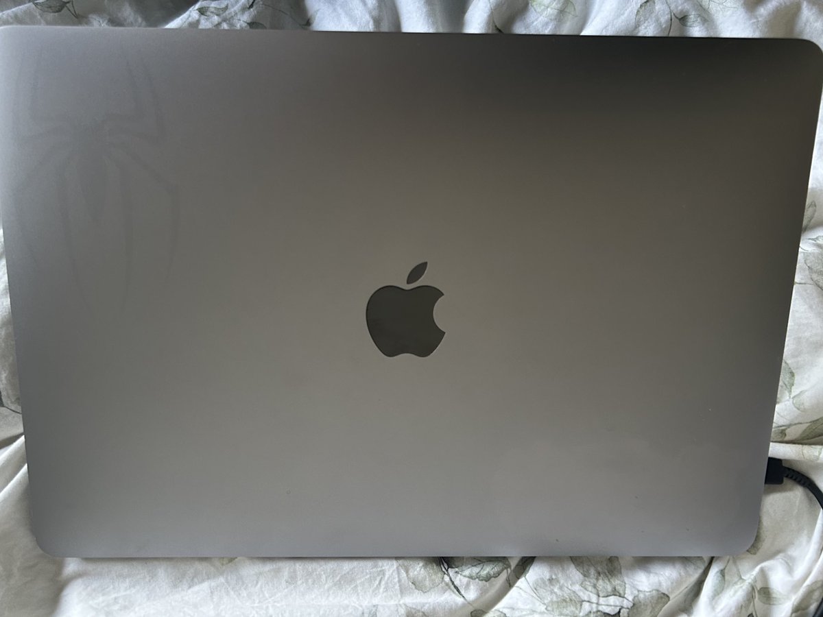 Alguna idea de como quitar esas manchas de pegatinas? Ya he intentado con alcohol pero nada.

Las 🕷️no van muy con mi estilo, soy mas de  🐱-woman