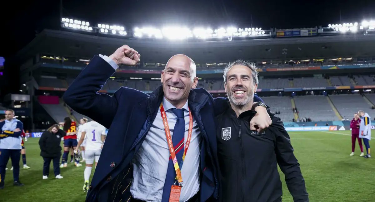 Luis Rubiales ganaba como presidente de la RFEF 930.000 euros, 2.550€ al día. Hoy ha sido condenado por el beso no consentido a Jenni Hermoso con una multa de 10.800 euros, lo que ganaba en 4 días. Toda su cuadrilla ha quedado absuelta.