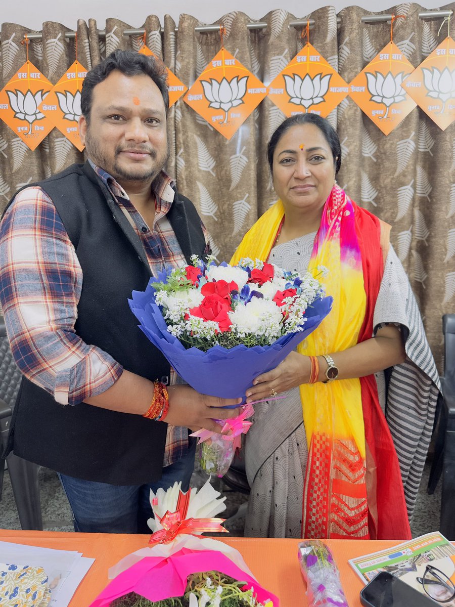 VasuRukharBjp's tweet image. बड़ी बहन @bjpRekhagupta जी को दिल्ली का मुख्यमंत्री चुनें जाने पर बहुत बहुत शुभकामनाएं 💐💐

#RekhaGuptaCM