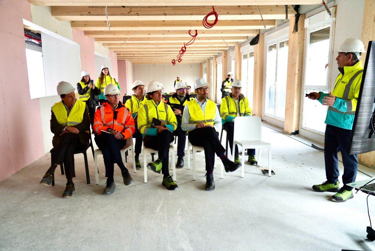 carlos_cuerpo's tweet image. 🏘️Visitamos hoy un ejemplo de construcción industrializada, un modelo de edificación más rápido, seguro, sostenible y de calidad. Su impulso contribuirá a afrontar el reto de la vivienda en España.