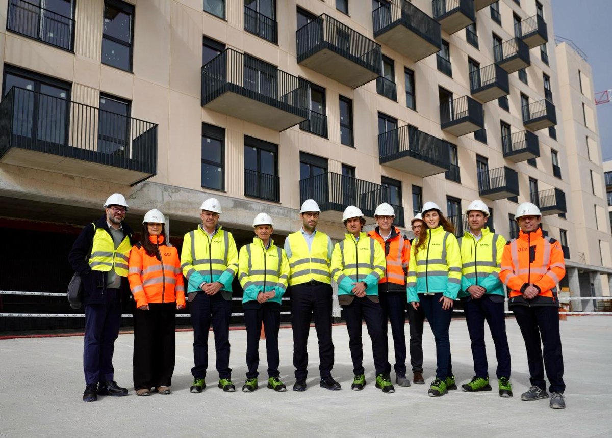 carlos_cuerpo's tweet image. 🏘️Visitamos hoy un ejemplo de construcción industrializada, un modelo de edificación más rápido, seguro, sostenible y de calidad. Su impulso contribuirá a afrontar el reto de la vivienda en España.