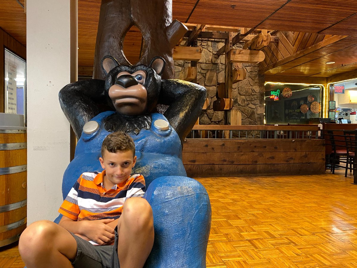 ReggioHaley's tweet photo. 🐻 Bear-y fun adventures in the Smokies! 🌲 From playful statues to stunning trails, there’s magic for everyone. ✨ Ready to plan your getaway? Message me! 📩

#GreatSmokyMountains #TravelWithHaley #AdventureAwaits https://t.co/6bWD6CclcP