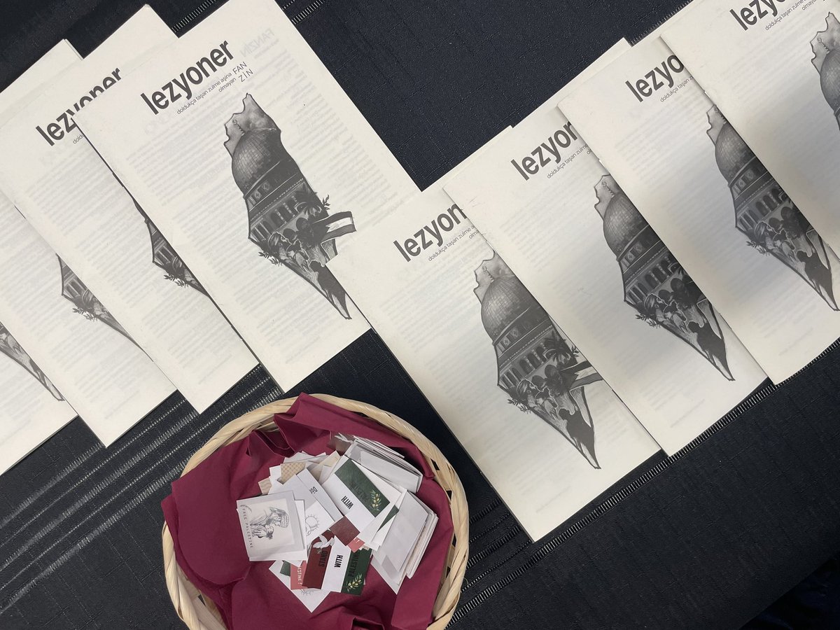 Doldukça taşan, zulme aşina olmayan fanzinimiz Lezyoner’in 2. Sayısını sizlerle buluşturduk! 
Gazze üzerine düşündüğümüz, okuduğumuz ve yazdığımız vakitlerin artarak bereketlenmesi duasıyla…