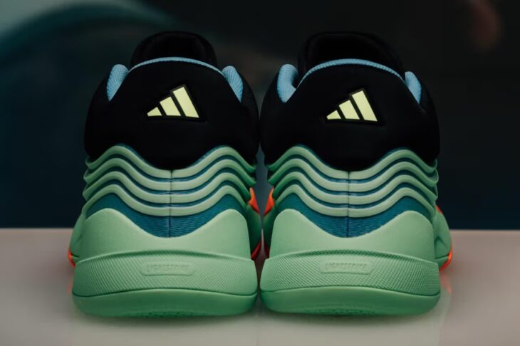 mmscene's tweet image. Lillard Unveils Adidas Dame X - See more here: malemodelscene.net/sportswear/sne…

#DamianLillard made waves at #NBA All-Star Weekend 2025 with the unveiling of his latest signature sneaker, the #AdidasDameX. The nine-time All-Star took to the court in the “Dame’s Light” colorway, kicking