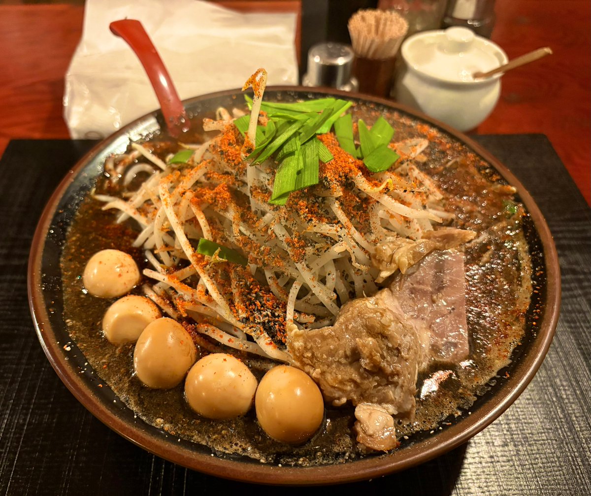 sinn_58's tweet photo. 身体のメンテナンス後に天神矢。
マジムン・ブラック
気持ち、山椒マシ、味玉

今年の寒波に負けないようにシビれで元気をチャージ。
燻製された味玉がスープに負けないアクセントになっていて思わず頷く美味しさ。
山椒が苦手な方はコーラをお供にするとシビれが爽快感に変わるので特にオススメです。 https://t.co/EWGHSZsSJa