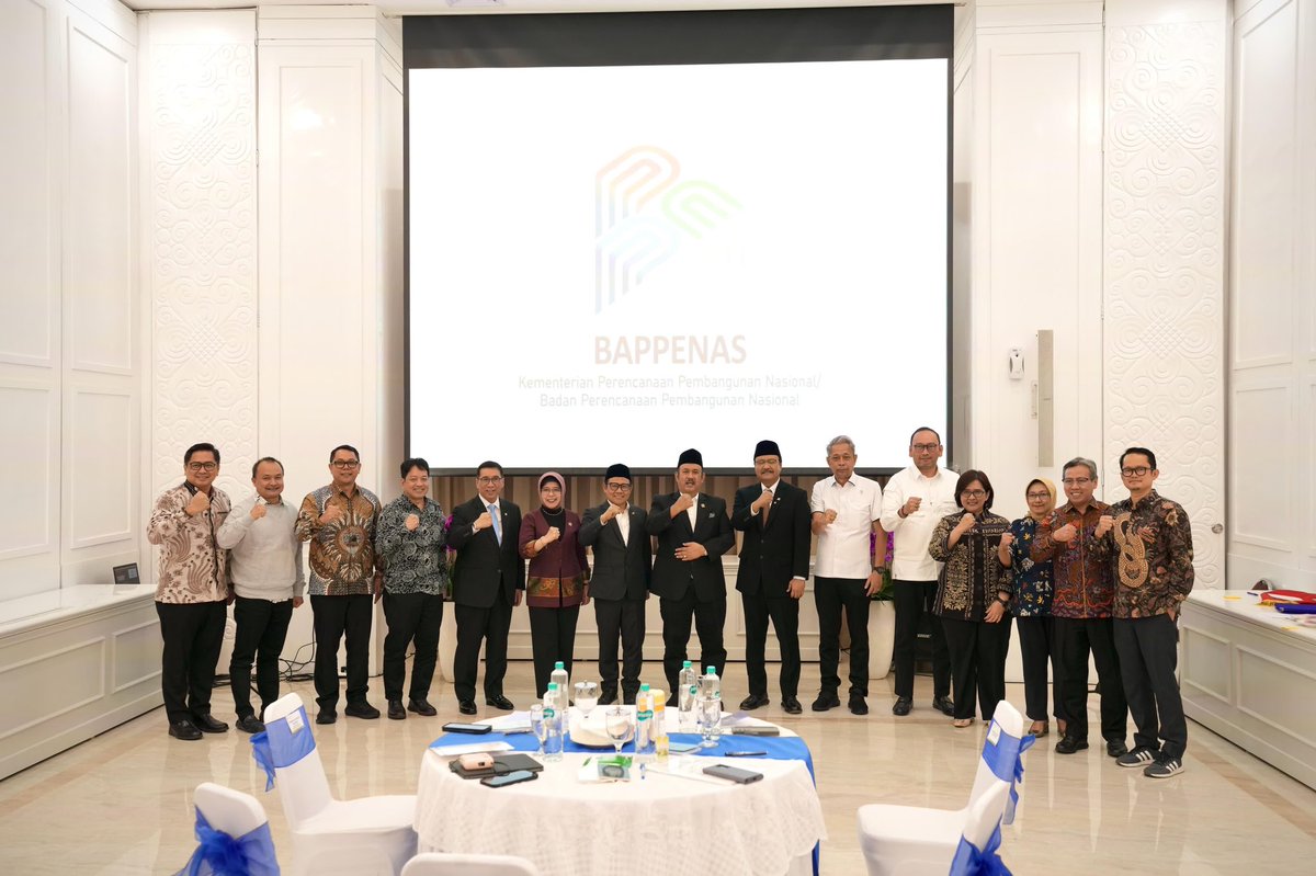 Penyerahan DTSEN dari BPS ke Kemenko PM. 

DTSEN semakin siap dimanfaatkan sekaligus jadi satu-satunya basis penyaluran bantuan pada kuartal kedua 2025. Ini progres nyata integrasi data kita untuk memastikan penyaluran lebih efektif dan tepat sasaran untuk pengentasan kemiskinan.