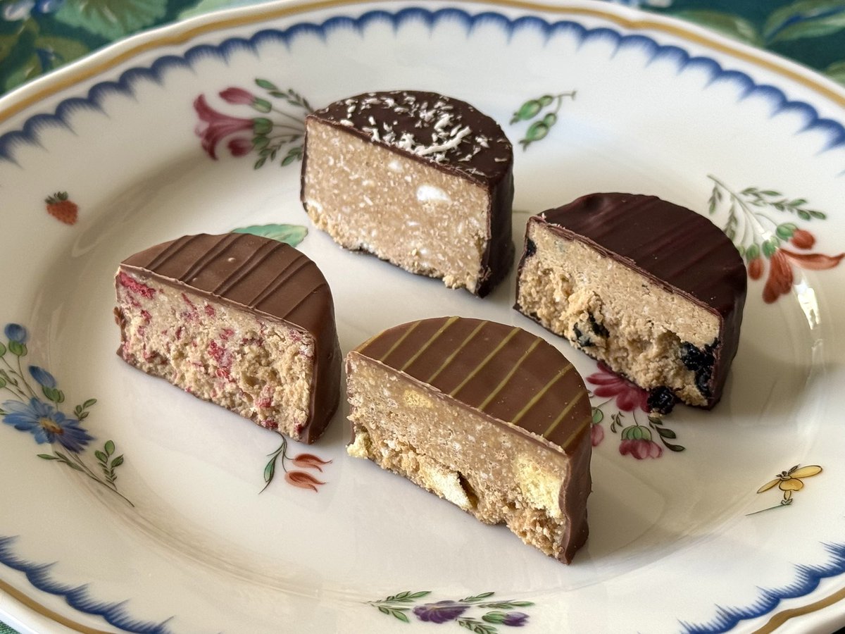 カンタン バイィ ショカロン 2025。今年は4種アソート。チョコに包まれ