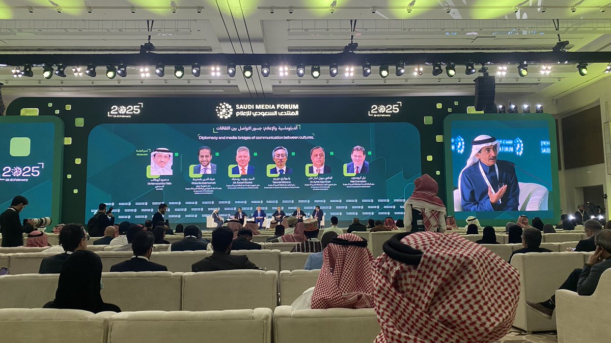 AssafAlakeel's tweet photo. جلسة بعنوان "الدبلوماسية والإعلام : جسور التواصل بين الثقافات". الجلسة بإدارة الدكتور حمود ابو طالب وبحضور سفراء الدول. 
جلسة ثرية ومميزة أقيمت ضمن جلسات المنتدى السعودي للإعلام ٢٠٢٥ https://t.co/TAVTfWNExG