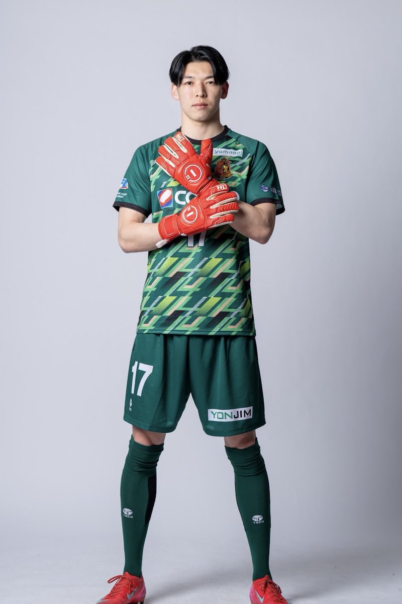 今年は17番をつけます👍🏻
17番のユニホームを着ている人が少しずつでも増えてもらえるようプレーで示していきます！
応援よろしくお願いします！！
そして今年もN1のグローブを着けて闘わせていただけることになりました🧤🔥
このグローブと共にまた1年頑張ります！
<a href="/Veertien_TSC/">ヴィアティン三重 【公式】</a> 🧡
<a href="/n1_gk_japan/">【🇯🇵公式】N1 GOALKEEPER GLOVES JAPAN</a> 🧤❤️‍🔥