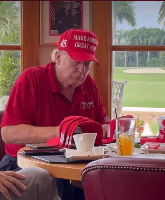 🚨BE HONEST: 

DO YOU BELIEVE DONALD TRUMP IS A GOOD MAN? 

A. YES 
B. NO