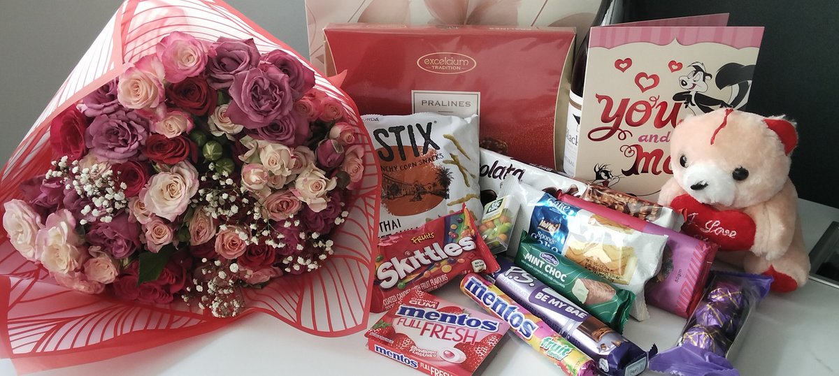 The_RedCareBox's tweet image. Ditch the drama, embrace the dah-dahs!✨  
The Red Care Box is your monthly reminder that self-care isn't selfish, it's essential.
Think luxurious treats, soothing essentials, and all the good vibes to conquer your cycle like a queen. 👑 
#PeriodPampering 
#SelfCare 
#RedCareBox