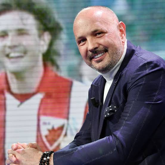 “Savaş patlak verdiğinde anne ve babam evlerini terk etmek istemediler. Belki de evi kendileri inşa ettikleri içindi. Onları sürekli arayıp gitmelerini söylüyordum ama dinlemiyorlardı. Hep aynı şeyi tekrar ediyorlardı:

— Biz hiçbir kötülük yapmadık.

Ama yine de tehlikeliydi.