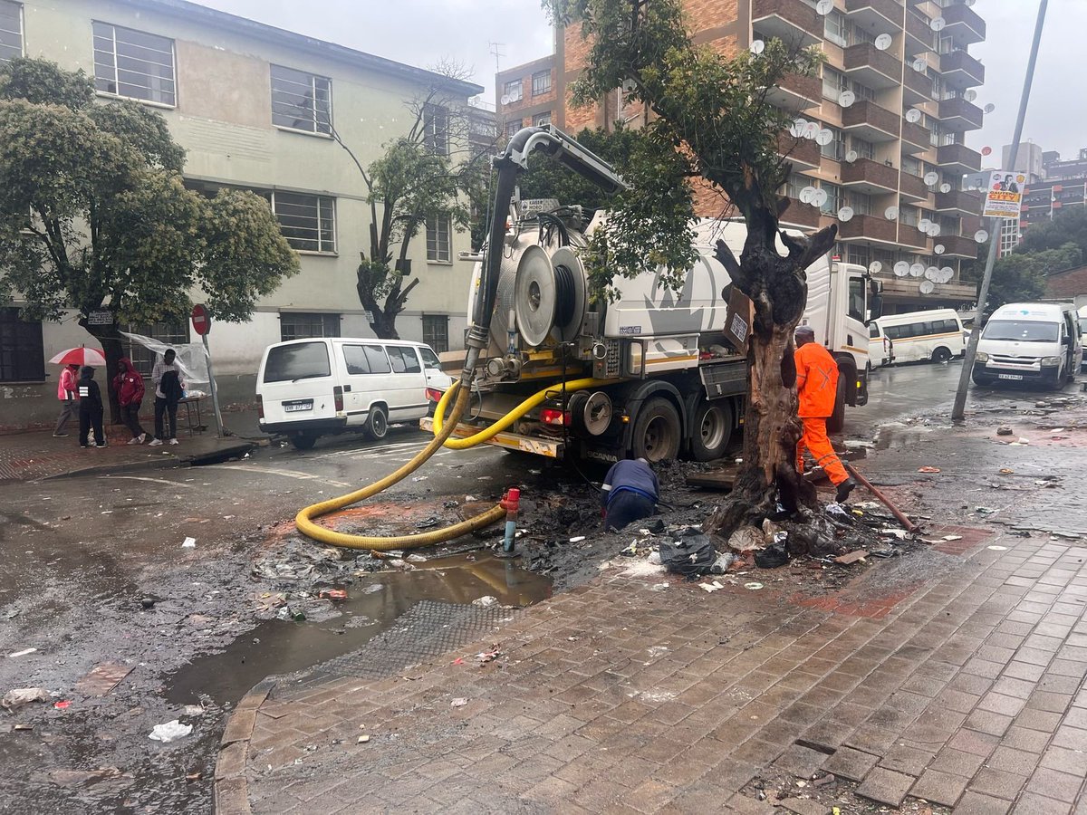 CityofJoburgZA's tweet photo. 🗑️ Bin it right, Joburg! @CleanerJoburg 🚮✅
@MyJRA is clearing stormwater channels in Hillbrow (Bok & Claim St.) to prevent flooding. 🌊🚧 Let’s all do our part—dispose of waste responsibly! ♻️💙
#ReimaginingJoburg #KeepJoburgClean #JoburgServiceDelivery ^MR https://t.co/gJkAGkF2hA