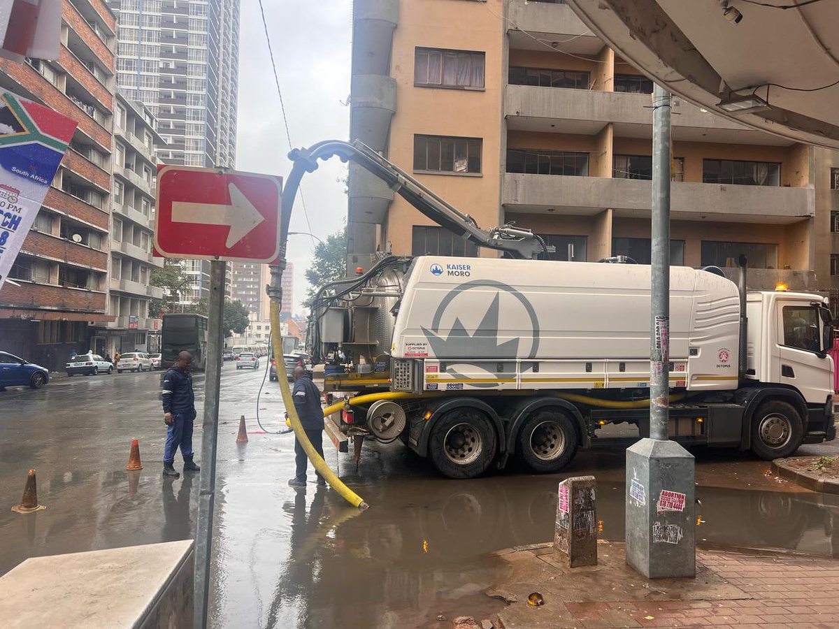 CityofJoburgZA's tweet photo. 🗑️ Bin it right, Joburg! @CleanerJoburg 🚮✅
@MyJRA is clearing stormwater channels in Hillbrow (Bok & Claim St.) to prevent flooding. 🌊🚧 Let’s all do our part—dispose of waste responsibly! ♻️💙
#ReimaginingJoburg #KeepJoburgClean #JoburgServiceDelivery ^MR https://t.co/gJkAGkF2hA