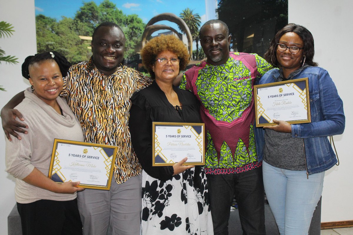 The Recognition Award recognizes hard work and dedication in the Business Sciences field, recognizing outstanding contributions and enhancing the institution's reputation and influencing future generations.