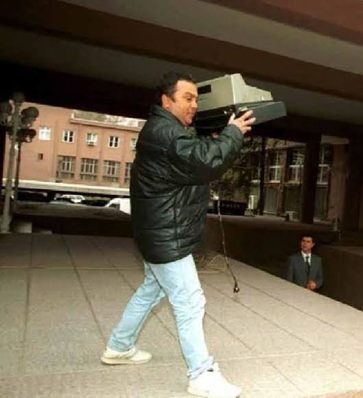 bdalgin's tweet photo. Bir esnafın başbakanlık merdivenlerine yazar kasa atarak ekonomik krizi protesto edebildiği bir ülke… (2001) https://t.co/bfgLxjVRPe