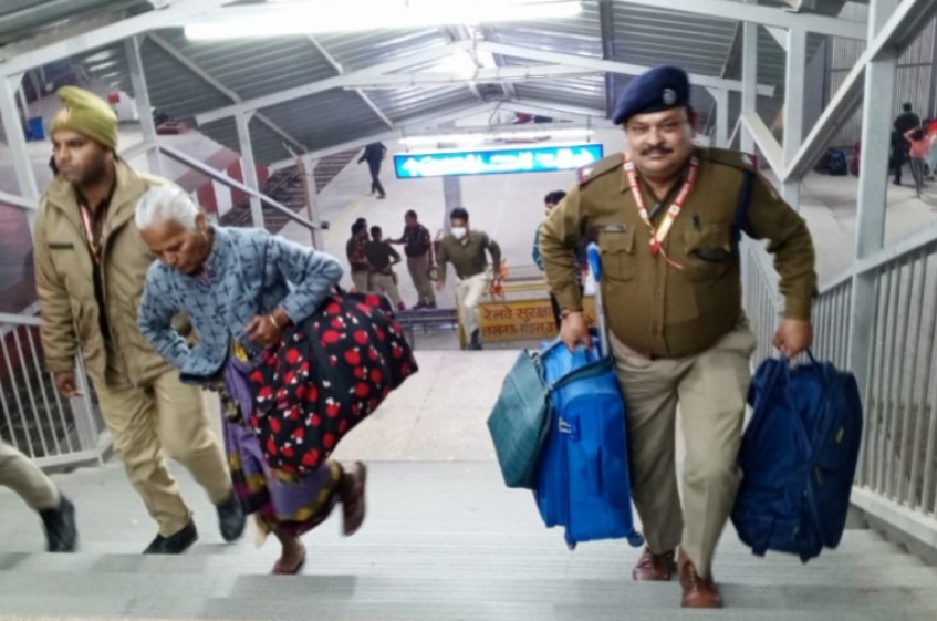RailwayNorthern's tweet photo. सेवा ही समर्पण!

महाकुम्भ में आने वाले श्रद्धालुओं की सेवा में तत्पर रेल कर्मयोगी।

#MahaKumbh2025 @MahaKumbh_2025 https://t.co/xCHA2jAsTN